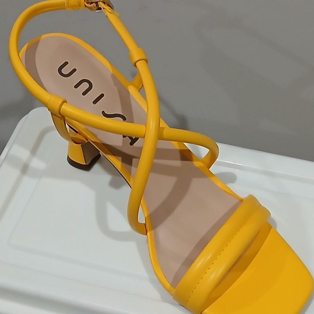 TAGS.New W/O Tag. Unisa Strappy Sandal Sandal Size 8